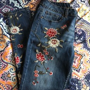 Sand Piper Embroidered High-Rise Jeans sz 8